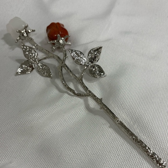 Red Jasper and White Quartz Roses - Picture 8 of 9